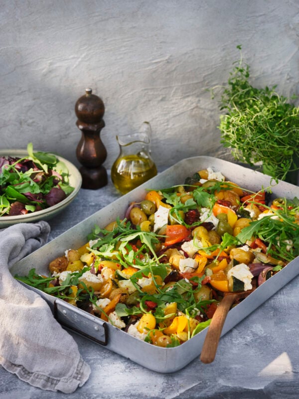 Rostade medelhavsgrönsaker med fetaost och soltorkade tomater